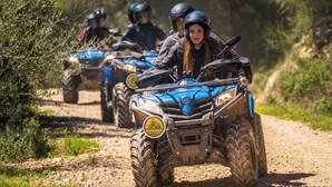 A group of people on ATVs on a dirt path surrounded by greenery. - Maestrale Resort Hotel - Alberese, Grosseto (Grosseto)