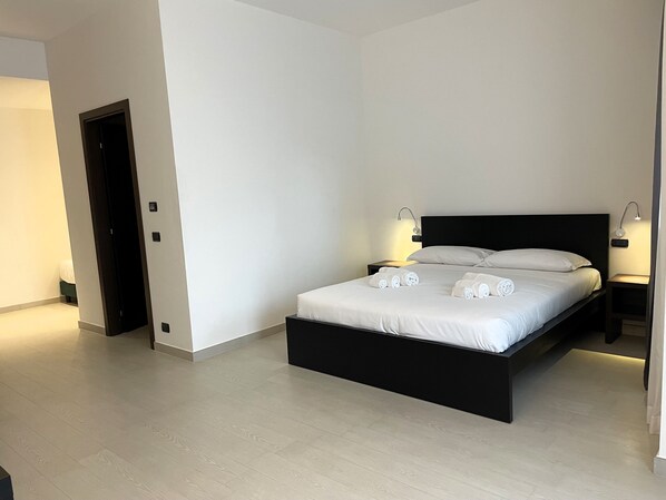 Deluxe-Dreibettzimmer, 1 King-Bett und Schlafsofa | Hochwertige Bettwaren, Minibar, Zimmersafe, Schreibtisch