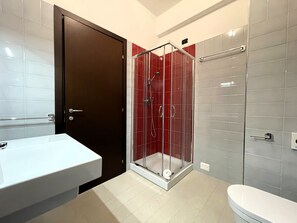 Douche, articles de toilette gratuits, sèche-cheveux, bidet