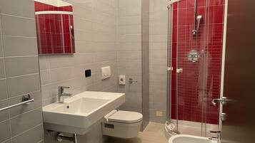 Een douche, gratis toiletartikelen, een haardroger, een bidet