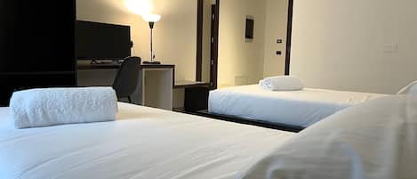 Chambre Triple Deluxe, 1 trÚs grand lit et 1 canapé-lit | Literie de qualité supérieure, minibar, coffres-forts dans les chambres