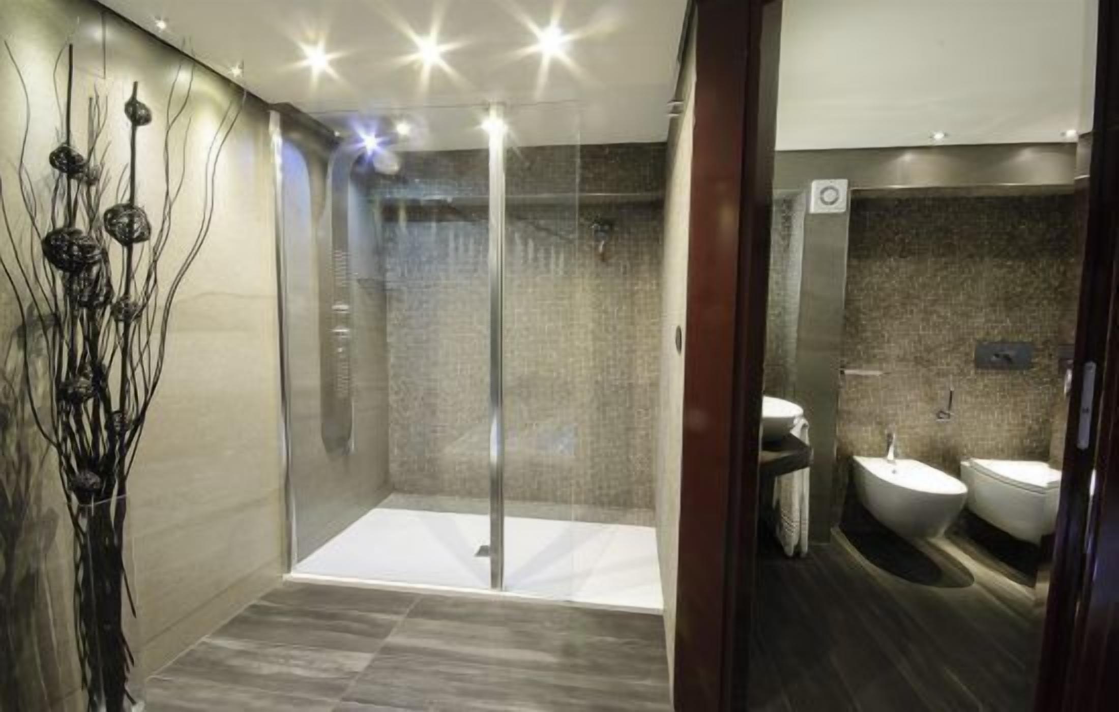 Artículos de tocador gratuitos, pantuflas, bidet, toallas