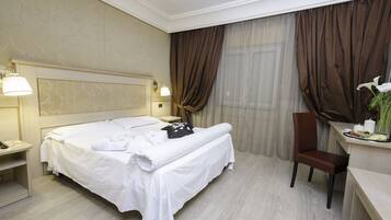 Habitación con 1 cama doble o 2 individuales | Minibar, caja fuerte, escritorio y sistema de insonorización