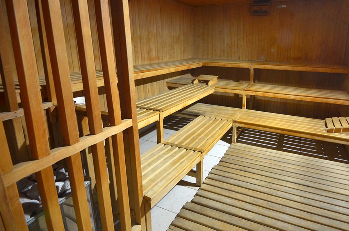 Eine Sauna mit mehreren, abgestuften Holzbänken.