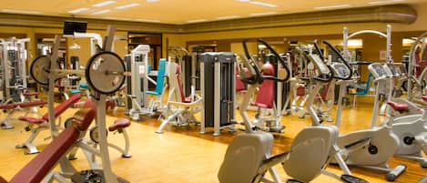 Un gimnasio con diversas máquinas y equipamiento para ejercicio.