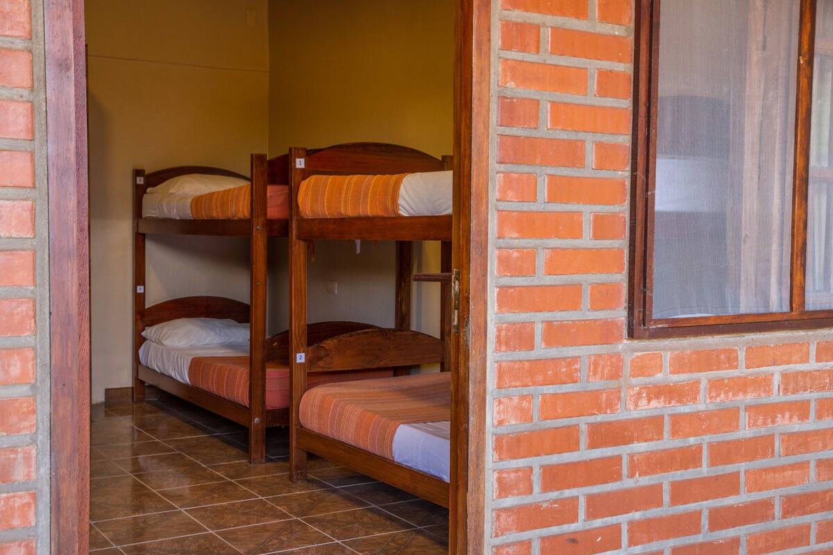 Dormitório compartilhado, somente para mulheres