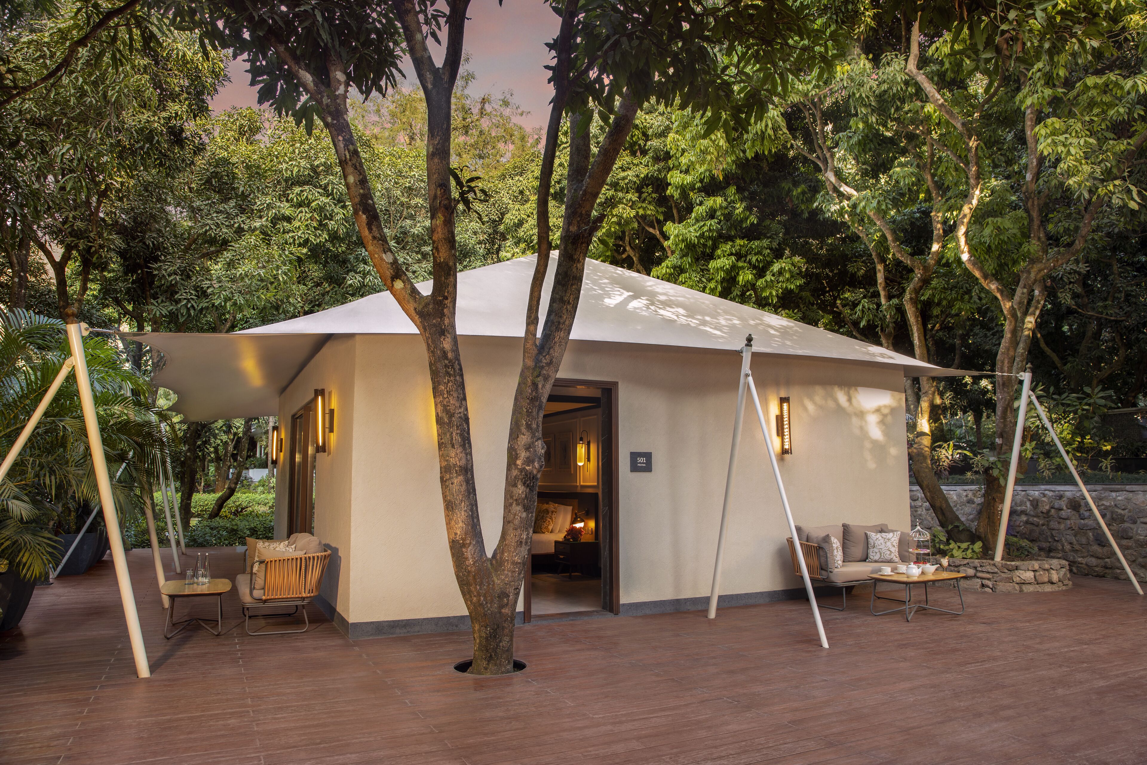 Suite Luxe, vue fleuve (Tent) | Minibar, bureau, rideaux occultants, fer et planche à repasser