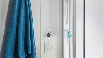 Muebles diferentes, cortinas blackout, cunas gratuitas y wifi gratis