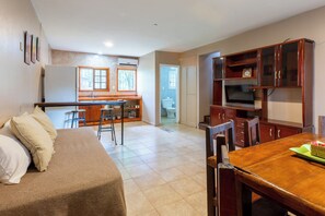 Family Cabin, 3 Bedrooms, Kitchen, Garden View | Private kitchen - Beer Hotel Iguazu - Hostel (Puerto Iguazú)