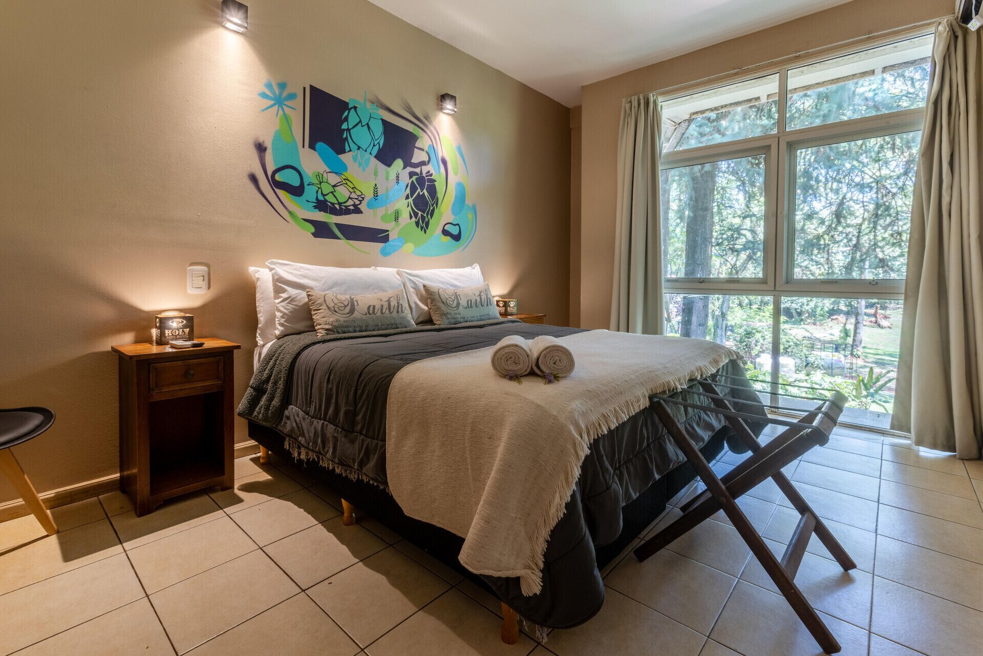 Ropa de cama de alta calidad, edredón y tabla de planchar con plancha 