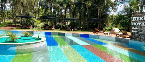 Una piscina al aire libre, tumbonas