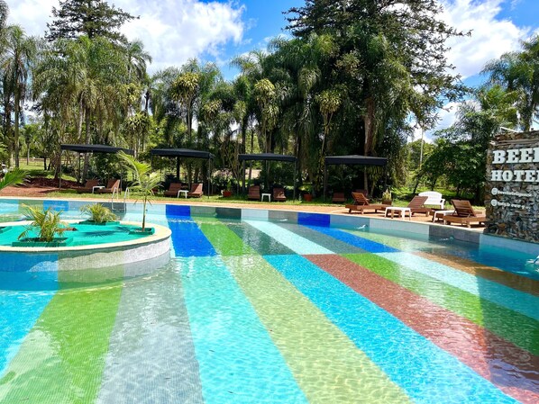 Piscina externa, espreguiçadeiras