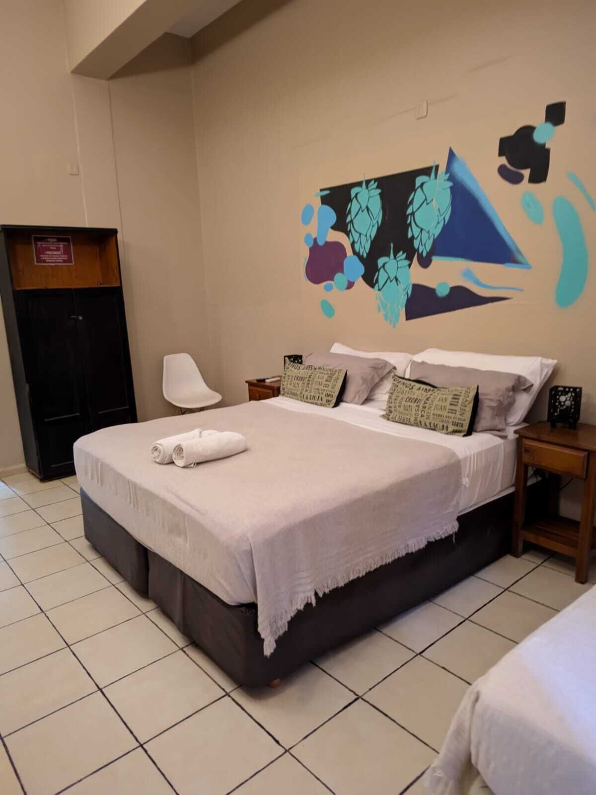 Habitación estándar con 1 cama matrimonial o 2 individuales | Ropa de cama de alta calidad, edredón y tabla de planchar con plancha 