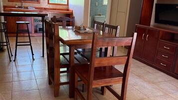 Baita familiare, 3 camere da letto, cucina, vista giardino | Angolo cottura privato | Lavastoviglie, tostapane, pentole/stoviglie/utensili, freezer