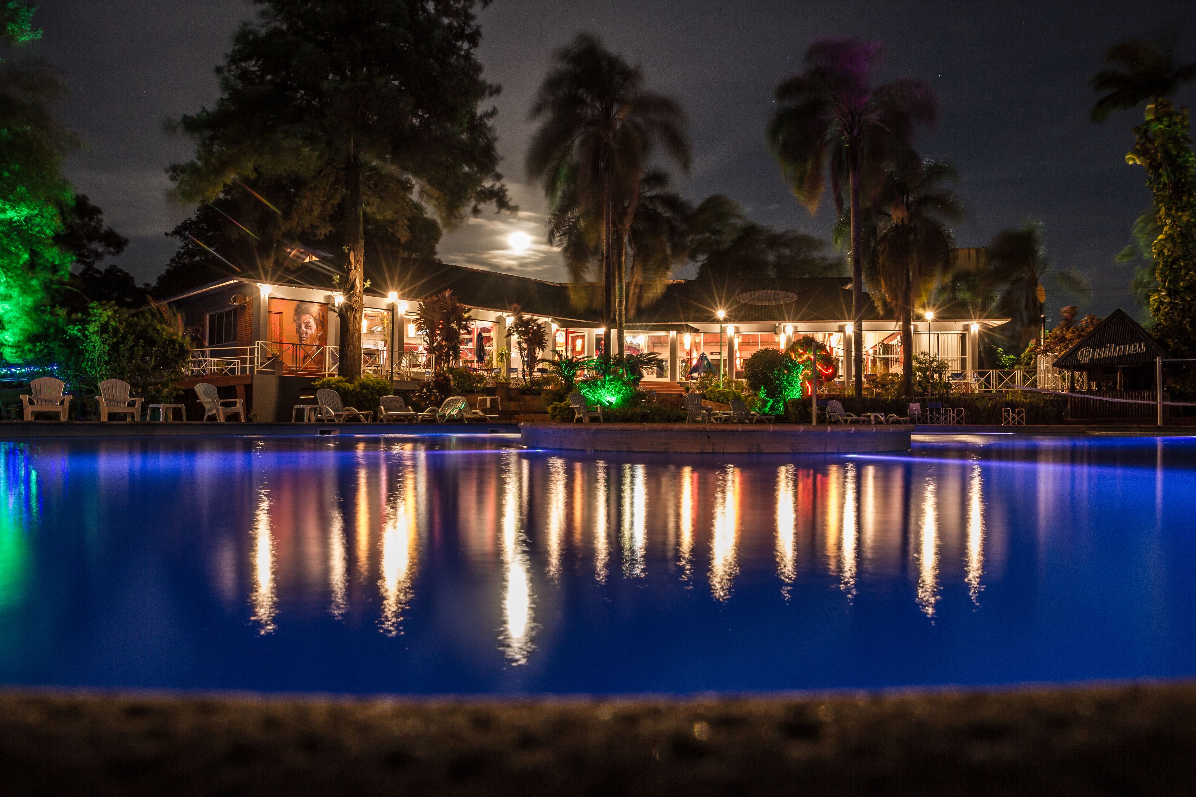 室外游泳池，日光浴躺椅