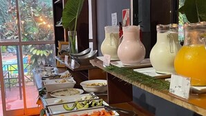 Un montaje de buffet con diferentes alimentos y bebidas.