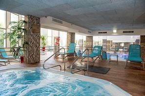 Piscina coberta i socorristes a les instal·lacions