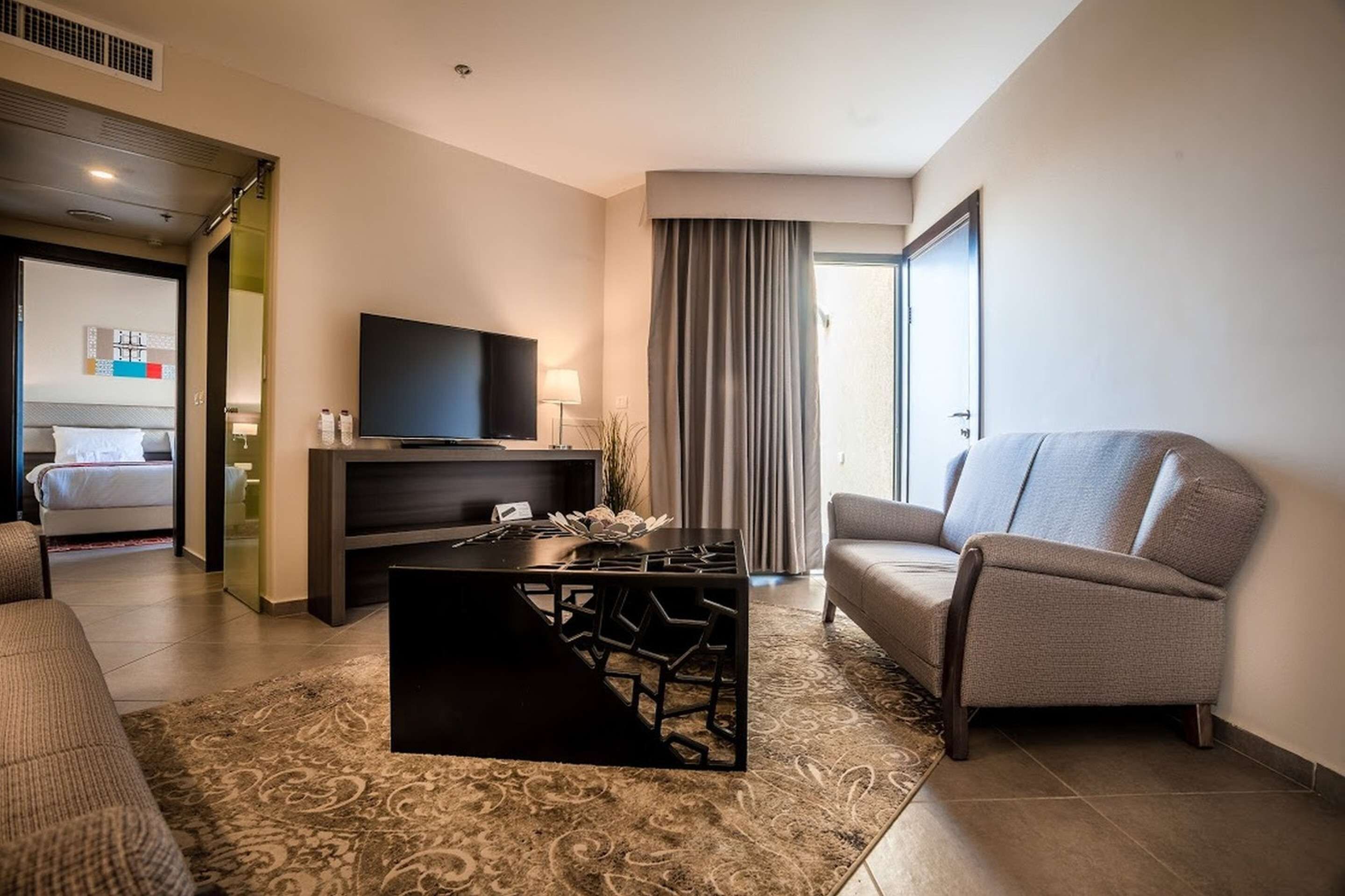 executive suite, terrace, city view | 1 bedroom, in-room safe, individually decorated, desk
