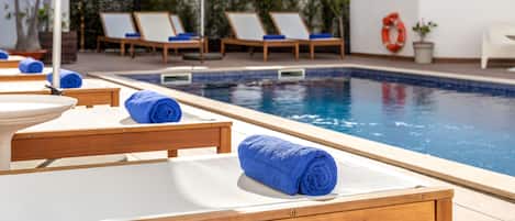 Outdoor pool, pool umbrellas, sun loungers