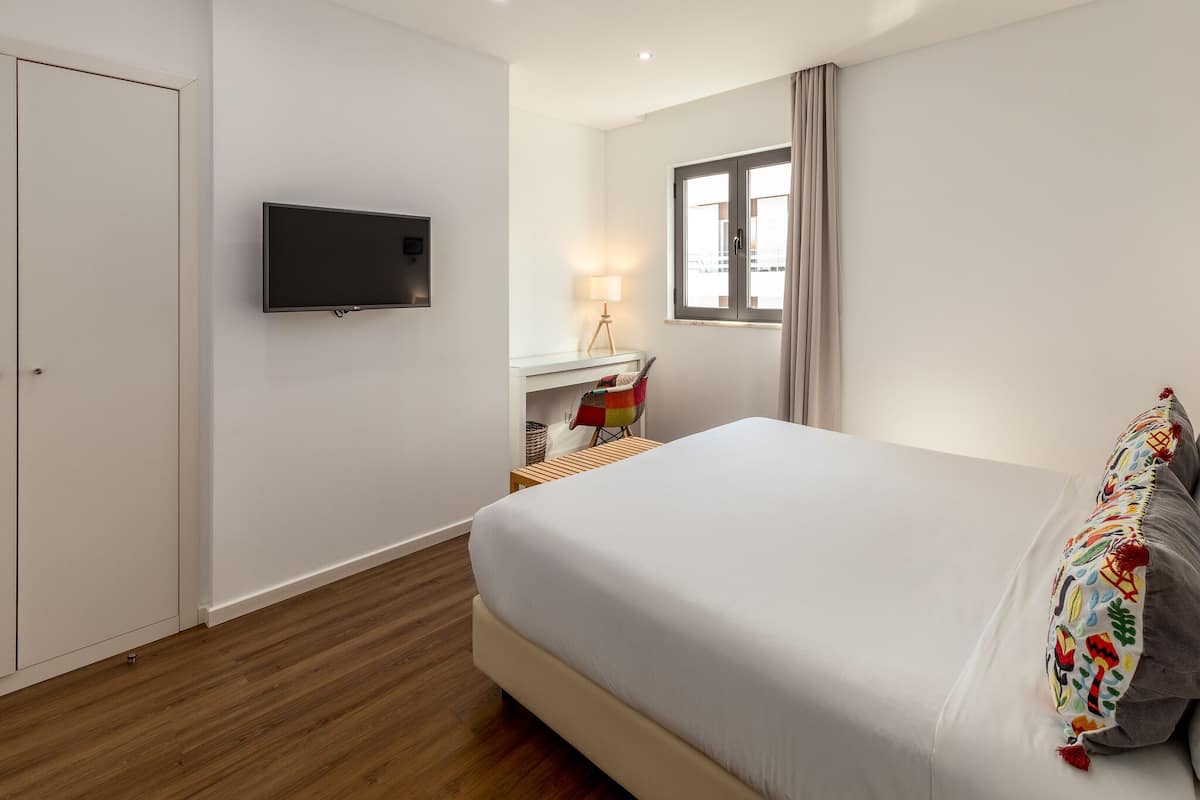 standard double or twin room | minibar, in-room safe, desk, blackout curtains