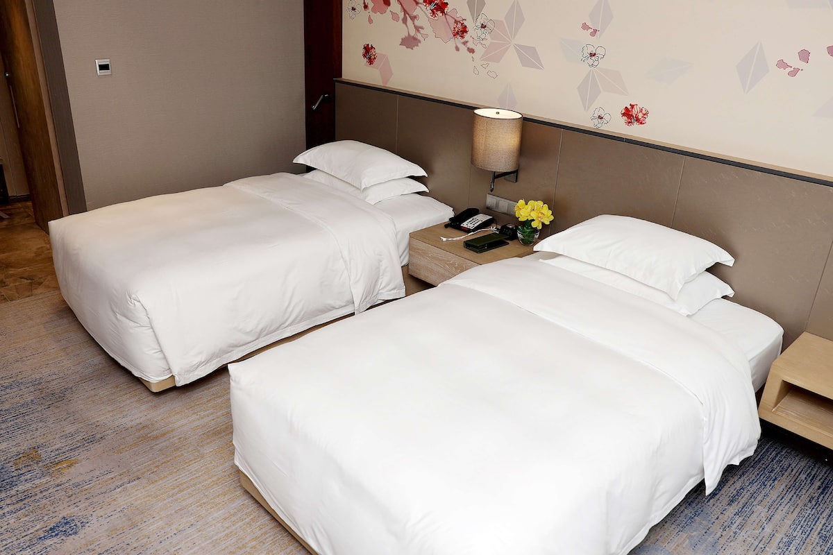 Ropa de cama de alta calidad, cubrecamas y minibar