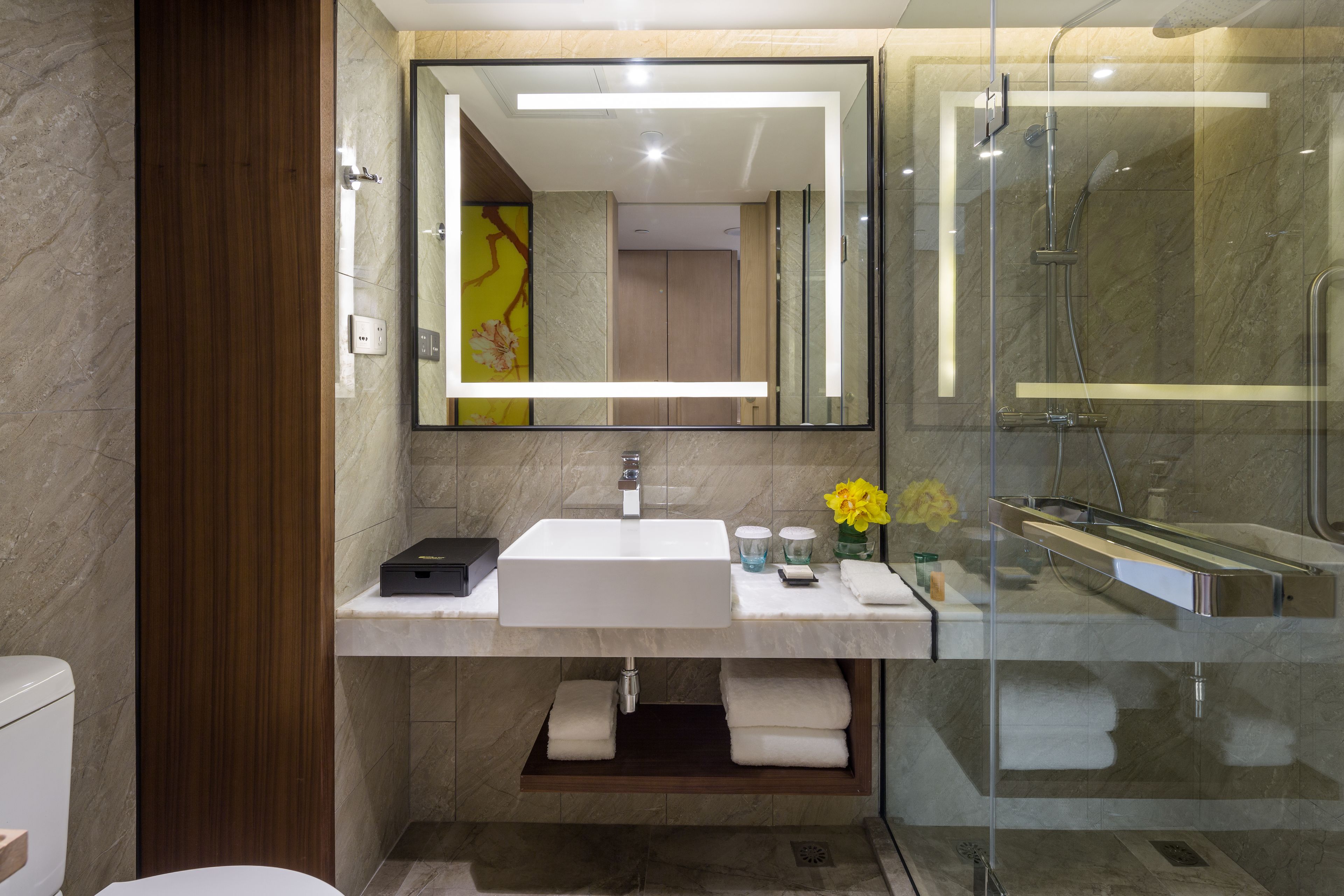 separate bathtub and shower, rainfall showerhead, free toiletries