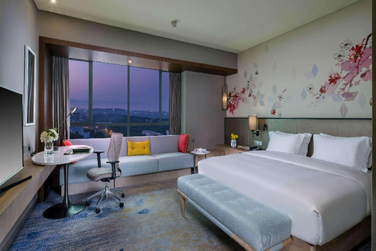 Premium bedding, down duvets, minibar, in-room safe
