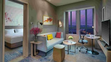 Suite, 1 kamar tidur | Seprai premium, selimut bulu angsa, minibar, dan brankas