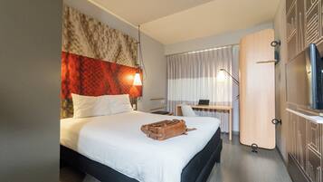 Caja de seguridad en la habitación y escritorio