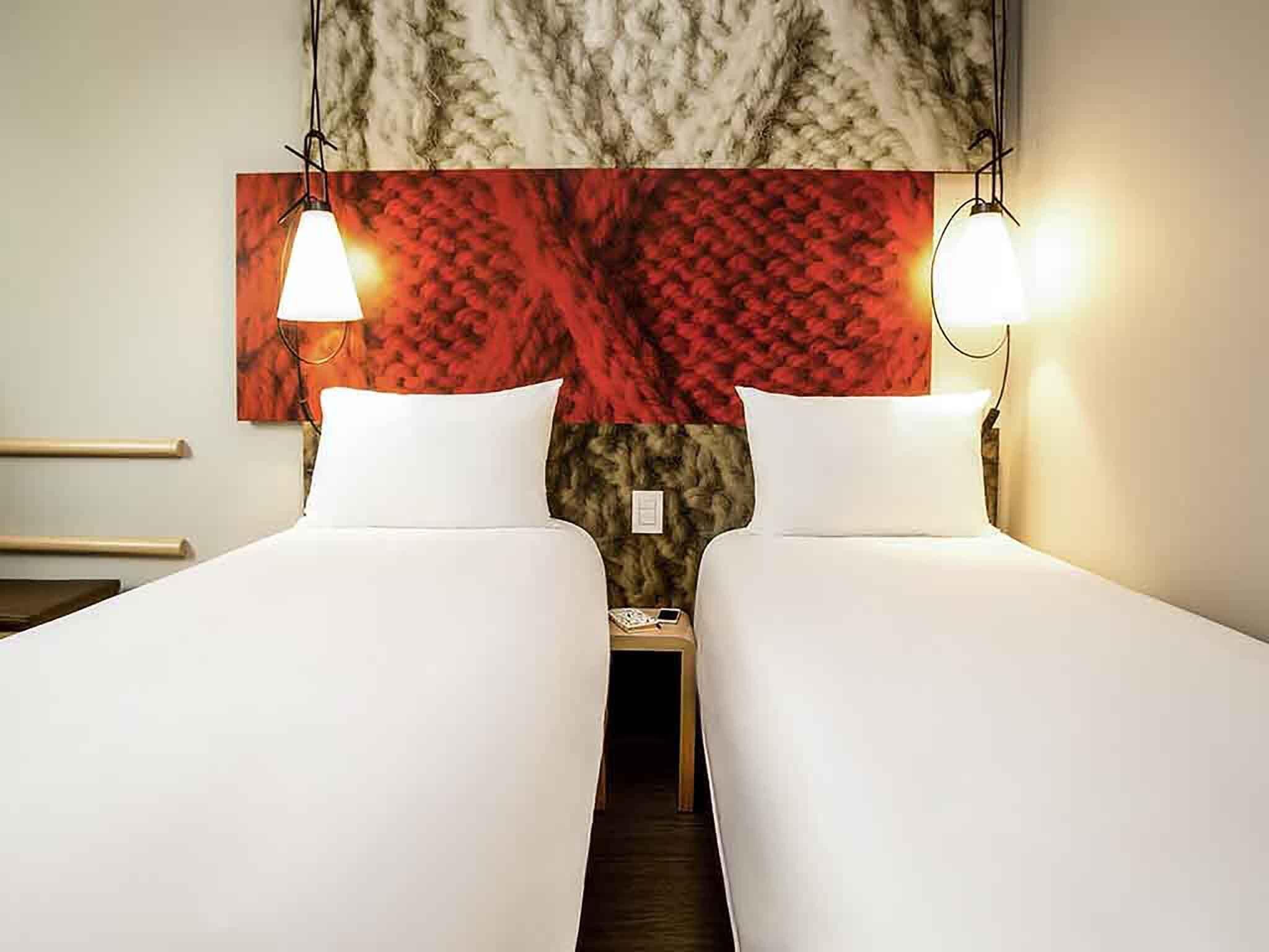 Phòng, 2 giường đơn | Két bảo mật tại phòng, bàn, phòng cách âm 