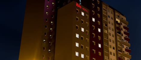 Façade de lâhĂ©bergement â soirĂ©e/nuit