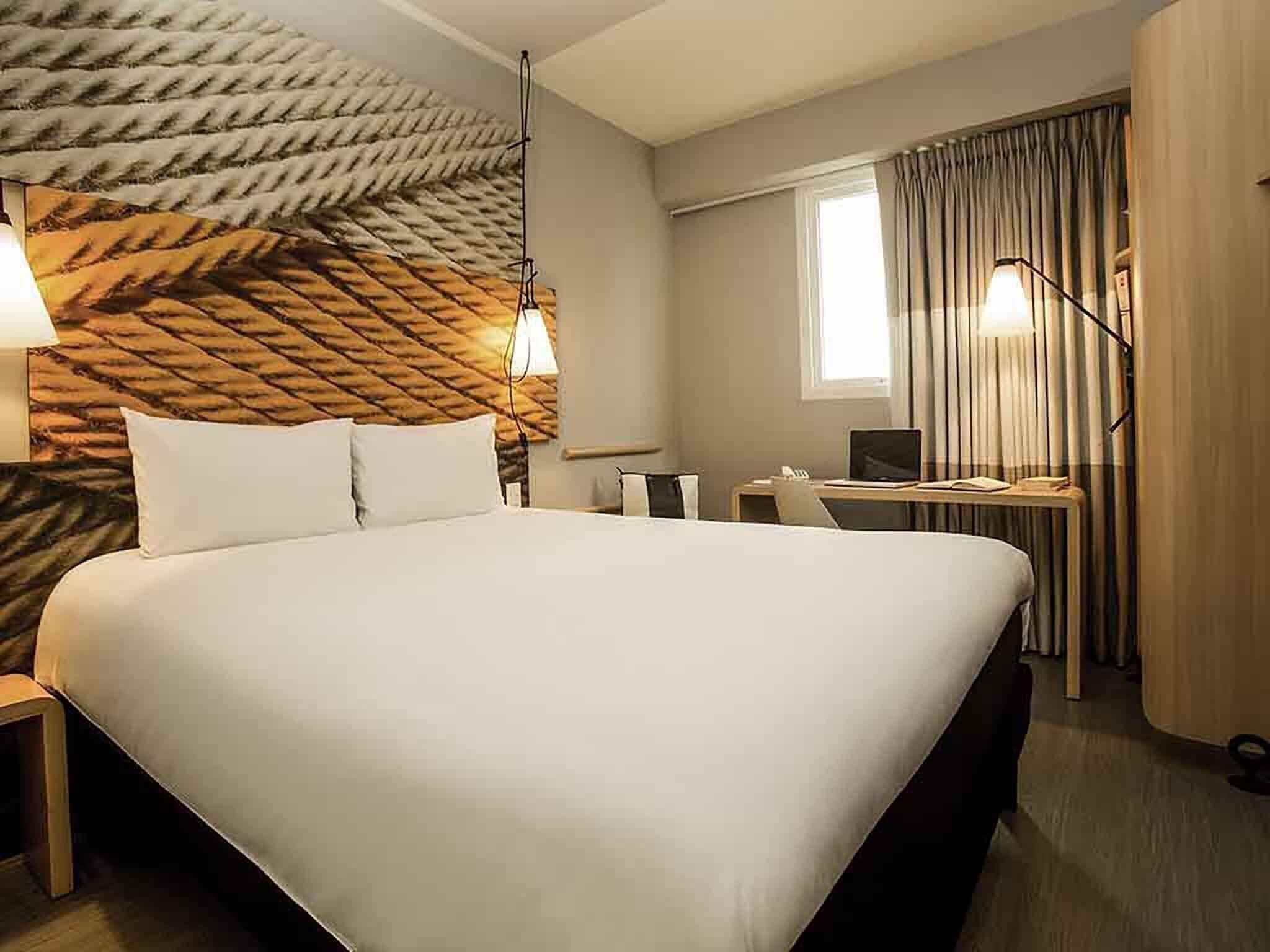 Kamer, 1 tweepersoonsbed | Een kluis op de kamer, een bureau, geluiddichte muren, gratis wifi