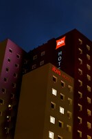Fachada de la propiedad por la tarde o noche