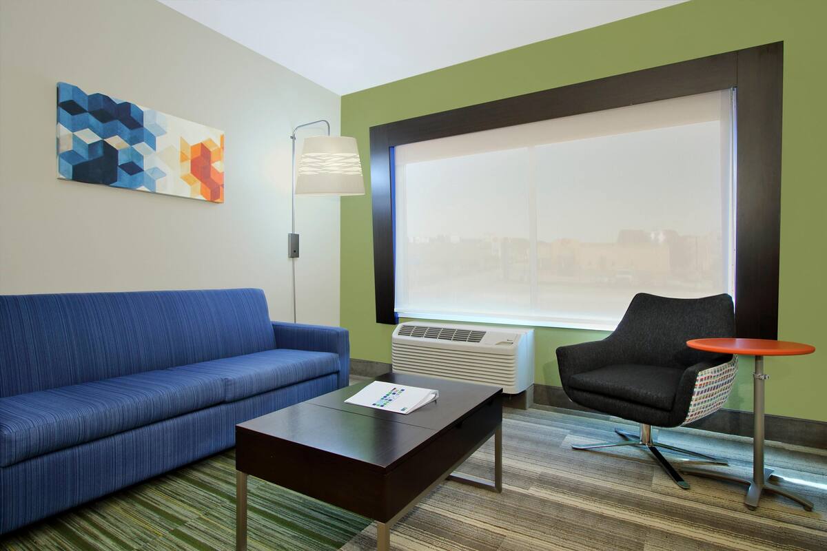 Living area | 42-inch flat-screen TV with satellite channels, TV
