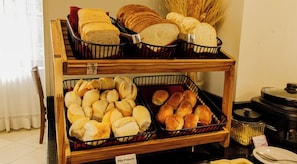 Café da manhã com buffet todos os dias mediante uma taxa