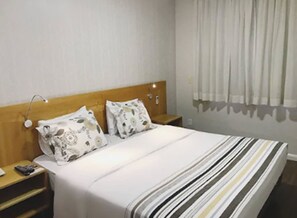 Minibar, caja fuerte, escritorio y cortinas opacas