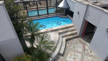 Piscina externa, espreguiçadeiras