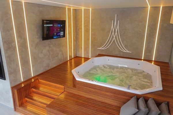 Indoor spa tub