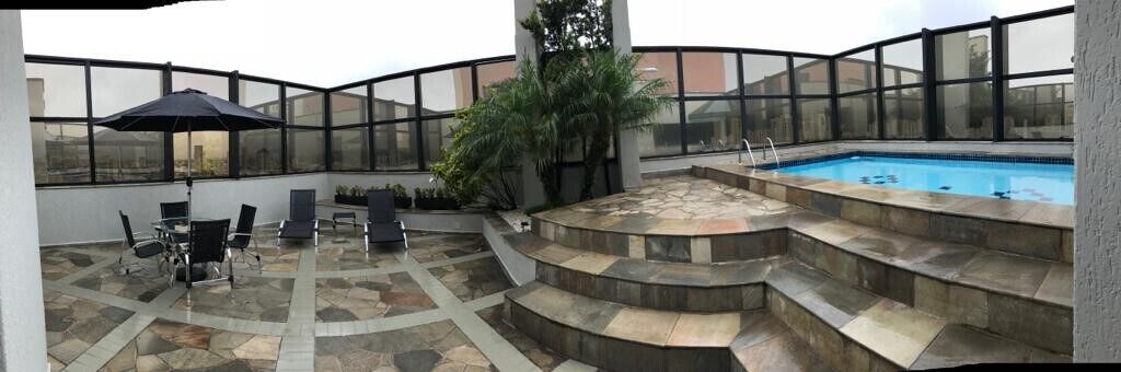 Piscina externa, espreguiçadeiras