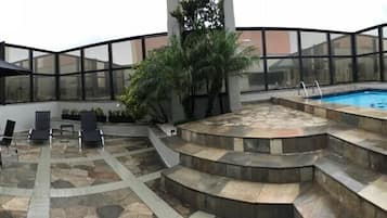 Piscina externa, espreguiçadeiras