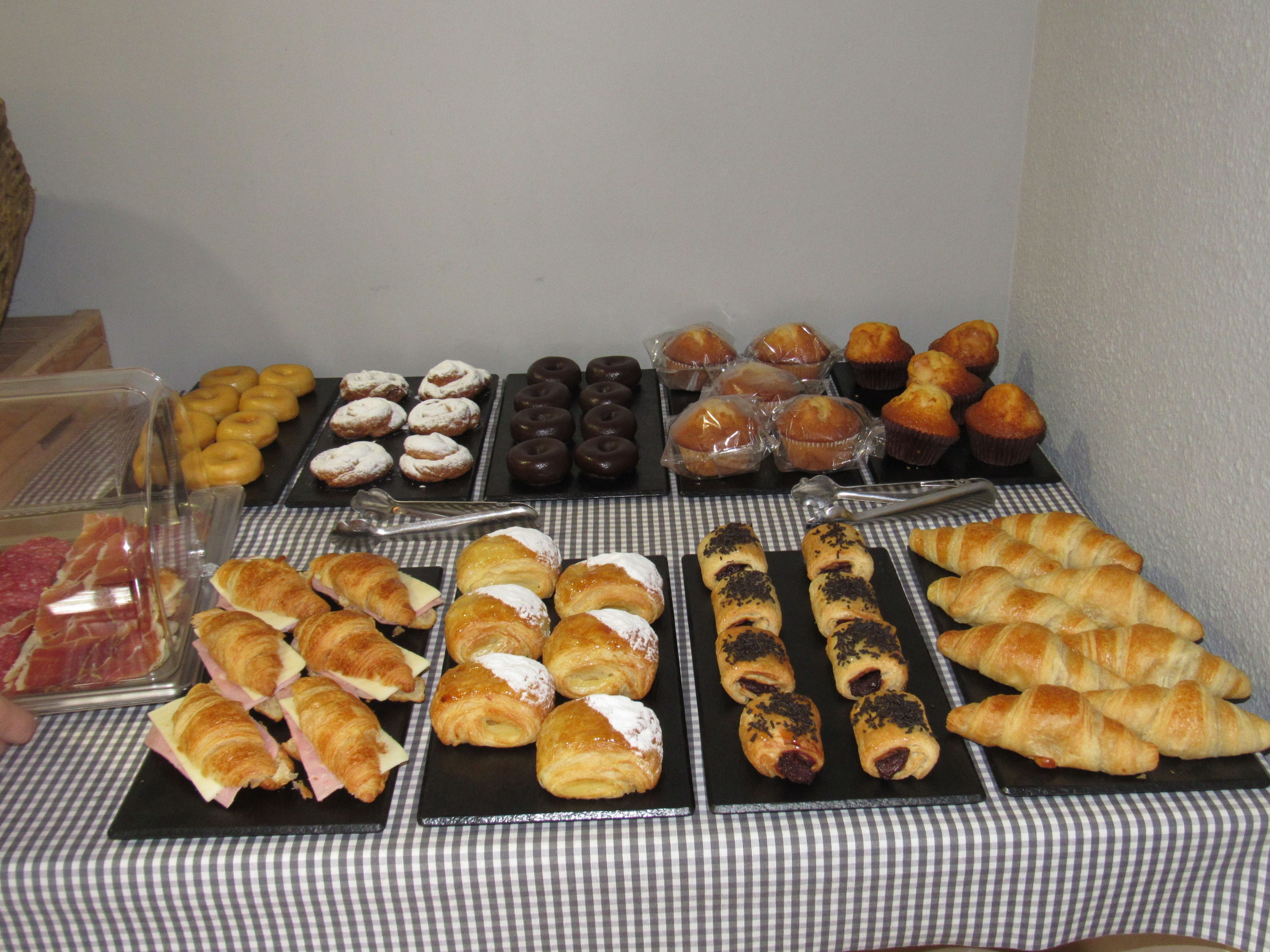 Ein reichhaltiges Buffet mit Gebäck und Sandwiches.