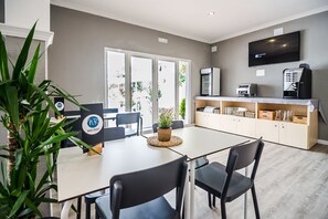 每日供應自助早餐 (每人 EUR13)