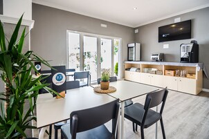 Desayuno buffet diario (EUR 13 por persona)