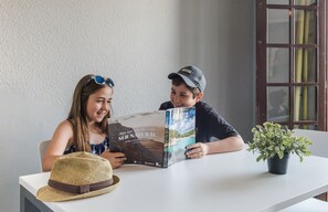Apartemen, 3 kamar tidur, teras (Bunk Bed) | Ruang keluarga | Televisi layar datar 40-inci dengan saluran TV satelit dan TV