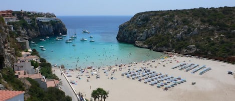 Una spiaggia nelle vicinanze