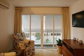 Traditional Apartment | Living room | TV - Ipanema Flat 1 quarto - RBT192205 (Rio de Janeiro)