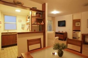 Traditional Apartment | Living room | TV - Ipanema Flat 1 quarto - RBT192205 (Rio de Janeiro)