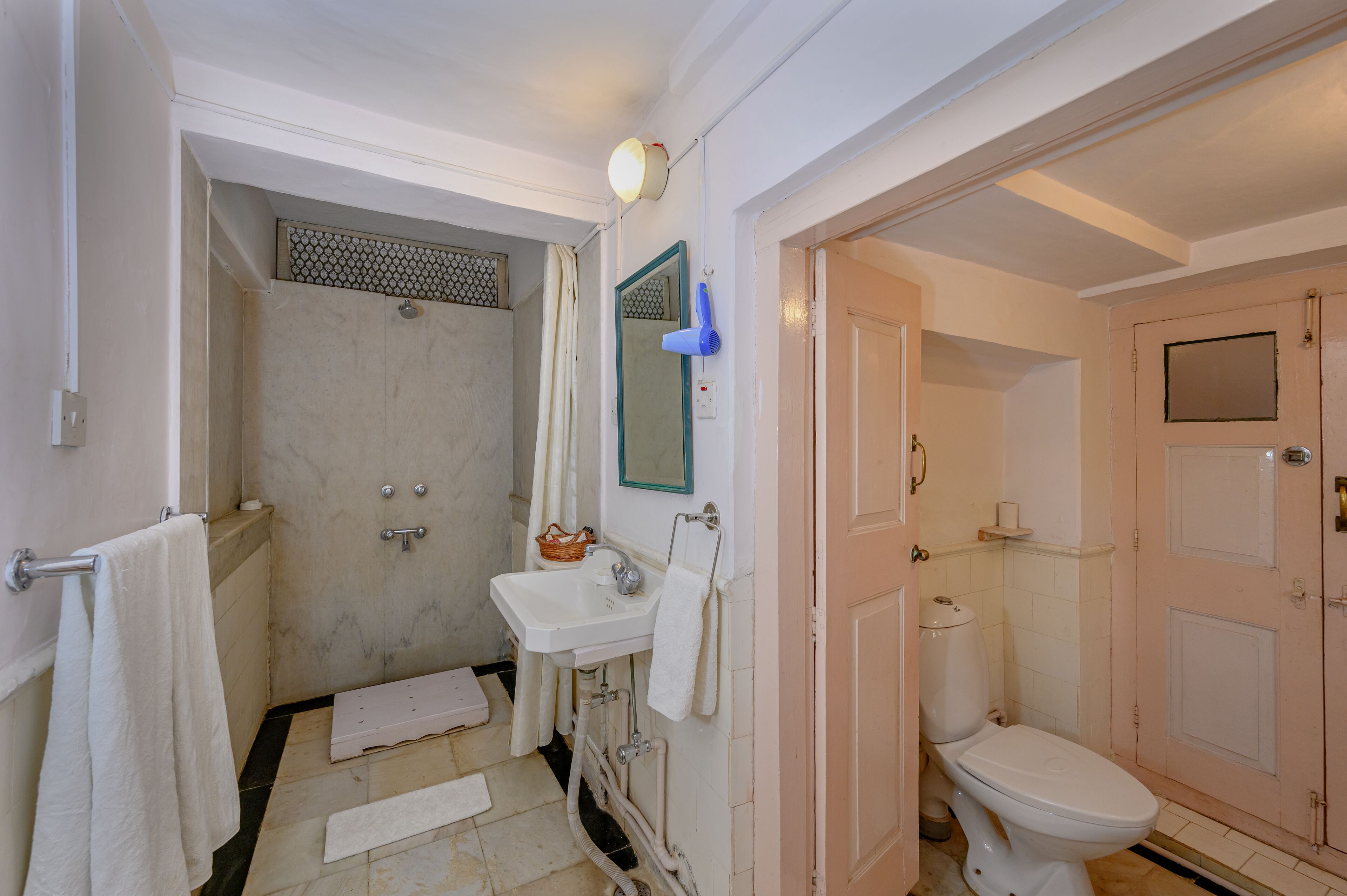 Un baño con ducha, lavabo e inodoro.