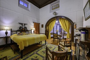 Minibar, decoración personalizada, muebles diferentes y escritorio 