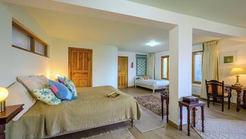 Grand Room | Minibar, individually decorated, individually furnished, desk